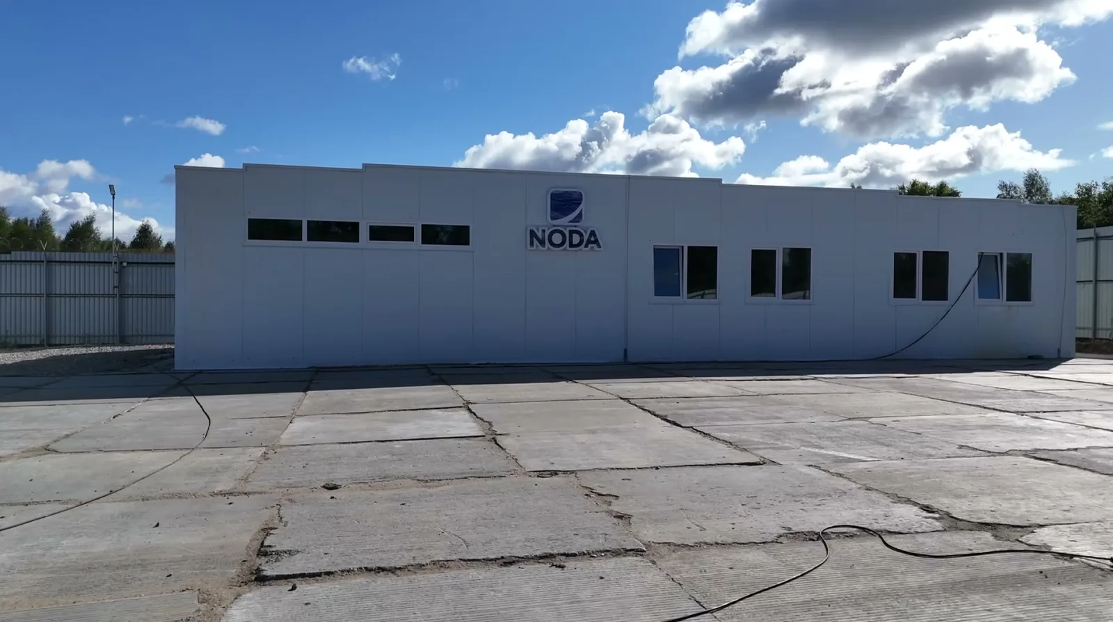 Административно-операторский корпус NODA в Пермском крае с фирменным знаком на фасаде — дежурная смена инженеров 24/7