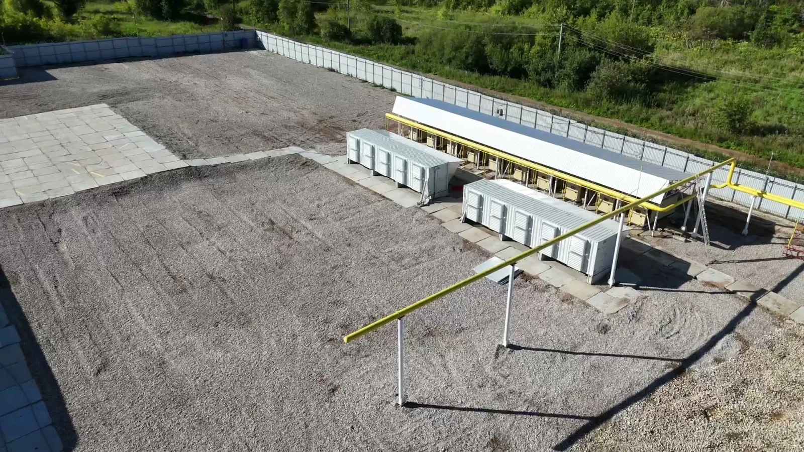 Парк газопоршневых установок Weichai под навесом и смонтированный газопровод — аэросъёмка площадки NODA в Прикамье